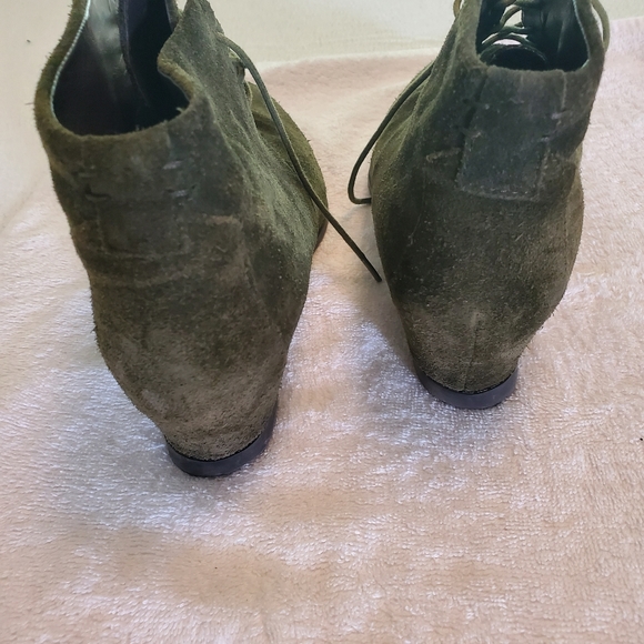 Green seude wedge bootie size 11 - Picture 6 of 7